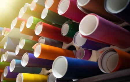 La pose d'adh&eacute;sifs &agrave; P&eacute;rigny, un art au service de votre communication